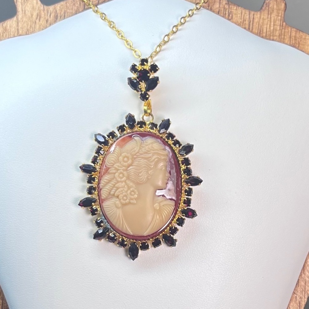 Vtg Gold Tone Garnet Rhinestone Carved Portrait Cameo Pendant Necklace 20"